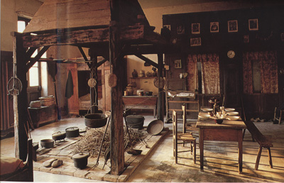 Musée forézien Alice Taverne - Ambierle (Loire) - Grande salle à cheminée centrale (Chauffant au large)