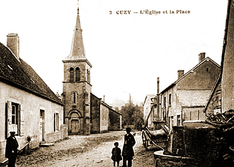 Cuzy (71) - L'Eglise et la Place