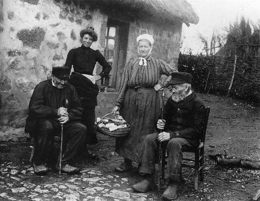 Nantaloup sur les bords de la Cure vers 1895 - 1900. Deux vieux nés vers 1820 - 1830 coiffés de la casquette noire