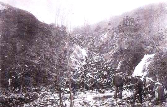 Petit flot sur le Caillot au lieu-dit : Le saut de Gouloux