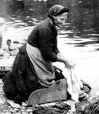 Rinçage dans la rivière Rinçage dans la rivière